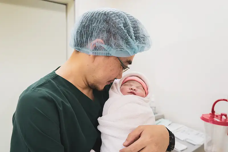 LIV-doctor-holding-newborn-born-because-of-advanced-fertiliyu-treatments