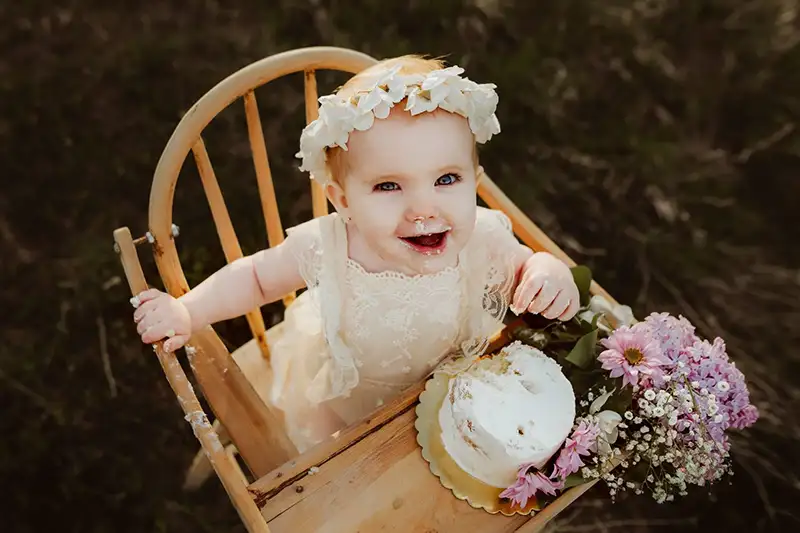 baby-convceived-with-tandem-ivf-outside-eating-cake