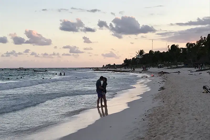 couple-kissing-on-beach-in-mexico-after-using-Ericsson-Method-for-gender-selection
