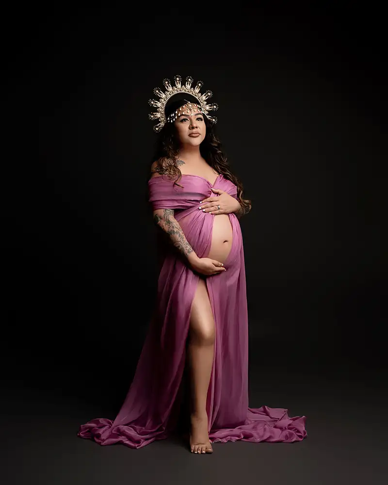 expectant-mother-poses-for-maternity-photo-after-ivf-with-donated-sperm