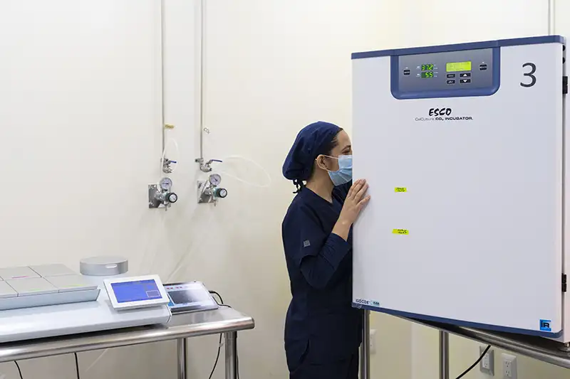 Técnico de laboratorio que completa la congelación de óvulos de donante