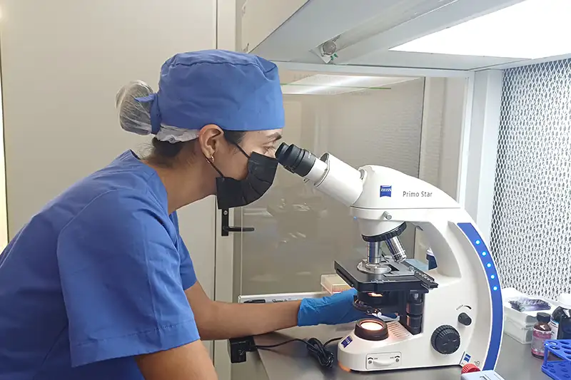 lab-technician-following-Mexico-fertility-laws-at-liv